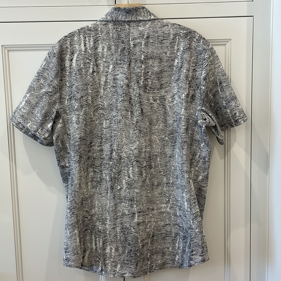 Lululemon Commission Short Sleeve Shirt—Great Fabric & Style—Like New Condition! - Picture 5 of 7